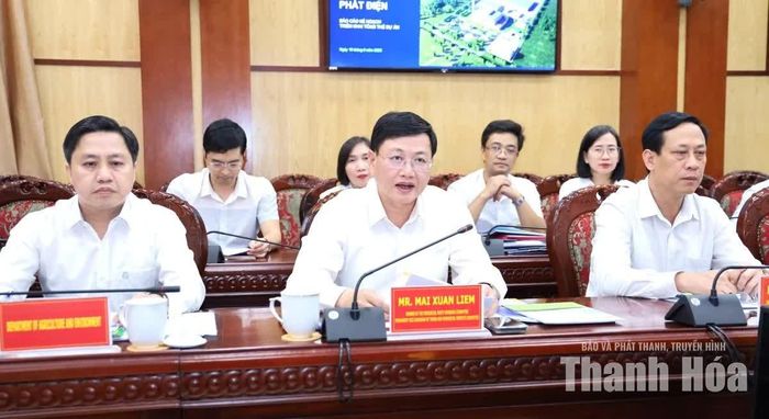 Phó Chủ tịch Thường trực UBND tỉnh Mai Xuân Liêm phát biểu chúc mừng liên danh đã trúng thầu dự án.