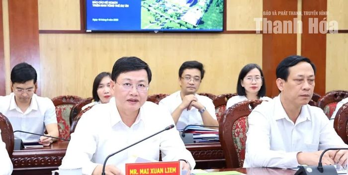 Phó Chủ tịch Thường trực UBND tỉnh Mai Xuân Liêm trao đổi các nội dung liên danh nhà đầu tư quan tâm.