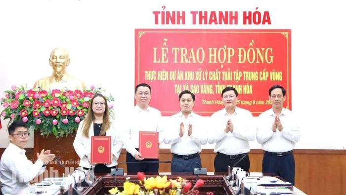 Phó Chủ tịch Thường trực UBND tỉnh Mai Xuân Liêm chứng kiến lễ trao Hợp đồng thực hiện Dự án Khu xử lý chất thải tập trung cấp vùng tại xã Sao Vàng.