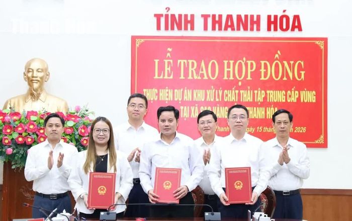 Phó Chủ tịch Thường trực UBND tỉnh Mai Xuân Liêm và đại diện sở, ngành chứng kiến lễ ký Biên bản cam kết tiến độ GPMB giữa UBND xã Sao Vàng và liên danh nhà đầu tư.