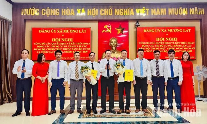 Các đồng chí lãnh đạo xã Mường Lát trao Quyết định và tặng hoa chúc mừng Đảng bộ Bệnh viện Đa khoa Mường Lát.