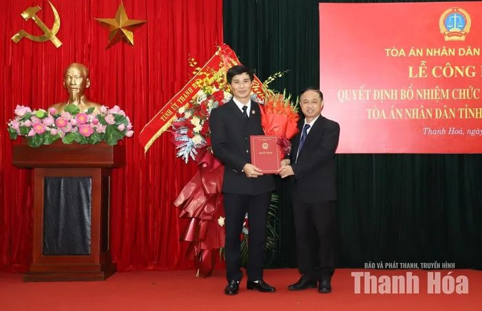 Phó Chánh án Tòa án Nhân dân tối cao Nguyễn Biên Thùy trao Quyết định và tặng hoa chúc mừng tân Phó Chánh án Tòa án Nhân dân tỉnh Thanh Hóa.