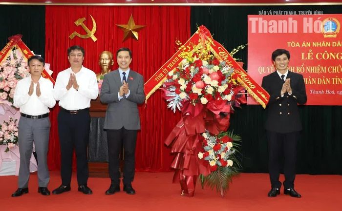 Phó Bí thư Thường trực Tỉnh ủy Nguyễn Hồng Phong và lãnh đạo Ban Nội chính Tỉnh ủy, Ban Pháp chế HĐND tỉnh tặng hoa chúc mừng tân Phó Chánh án Tòa án Nhân dân tỉnh Nguyễn Trọng Sơn.
