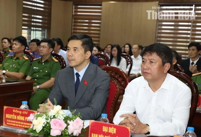 Phó Bí thư Thường trực Tỉnh ủy Nguyễn Hồng Phong và đại biểu dự buổi lễ.