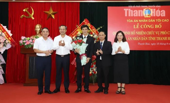 Lãnh đạo Tòa án Nhân dân tỉnh tặng hoa chúc mừng đồng chí Nguyễn Trọng Sơn.