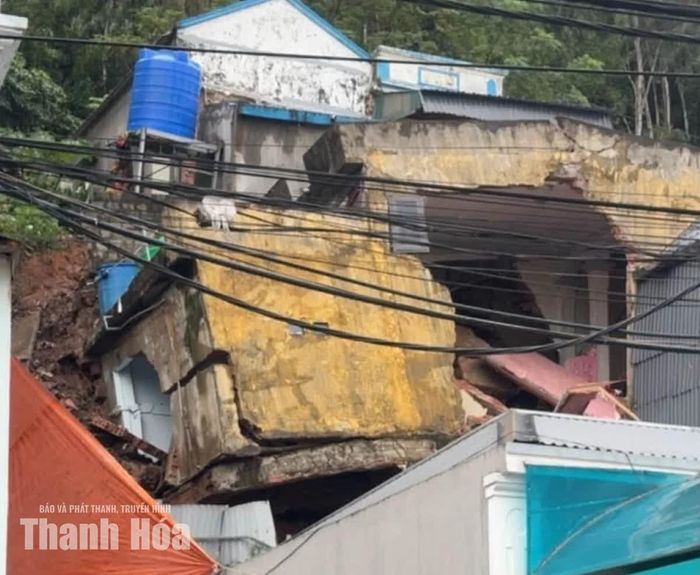 Nhà dân tại tổ dân phố Nam Sơn, phường Nghi Sơn bị sập do sạt lở đất.