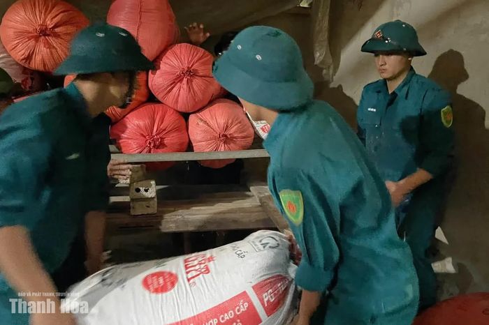 Các lực lượng xã Tượng Lĩnh hỗ trợ người dân vận chuyển tài sản bị ngập lụt đến nơi an toàn.