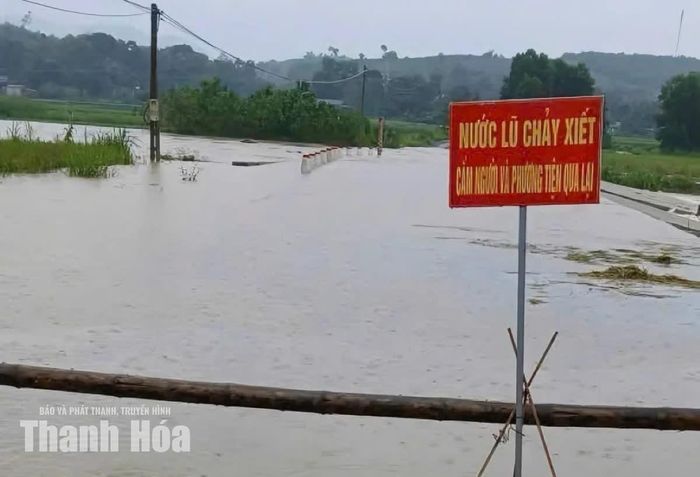 Tại vị trí đập tràn bị ngập lụt, các địa phương tổ chức canh gác, cảnh báo người dân không đi lại.