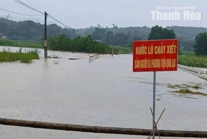 Nước dâng cao tại ngầm tràn làng Thắng, xã Ngọc Lặc.