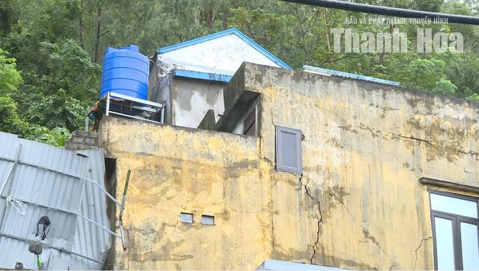 Căn nhà của gia đình ông Đậu Văn Quang bị nứt trước khi đổ sập hoàn toàn