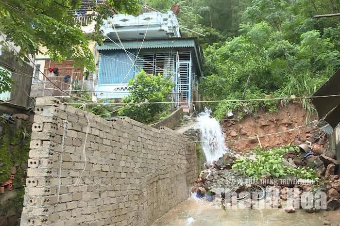Sập công trình phụ của một hộ dân ở tổ dân phố Nam Sơn.