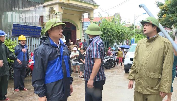Lãnh đạo phường Nghi Sơn kiểm tra nhà ở các hộ dân có nguy cơ cao sạt lở