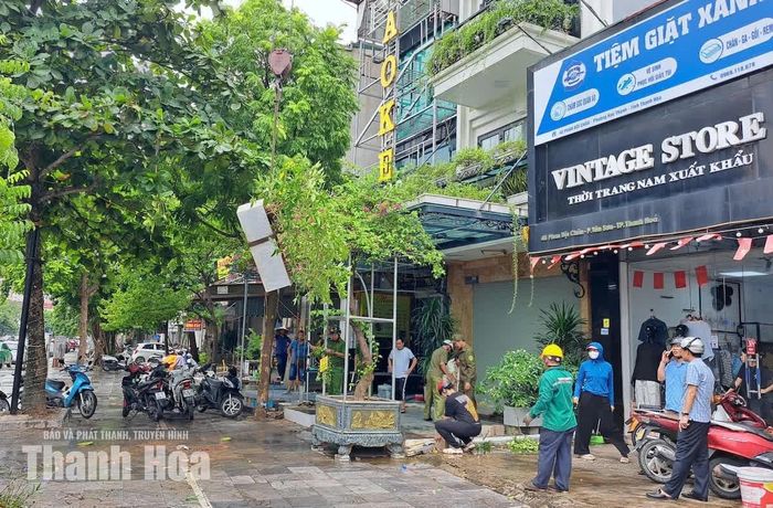 Phần lớn các hộ gia đình đồng tình, ủng hộ chủ trương, tự giác di chuyển, tháo dỡ các vật dụng lấn chiếm vỉa hè.