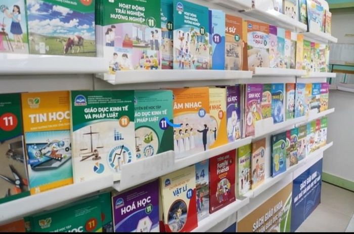 Bộ Giáo dục và Đào tạo đã chỉ đạo Nhà xuất bản Giáo dục Việt Nam tiếp tục điều chuyển, cung ứng bổ sung kịp thời sách giáo khoa... Ảnh minh họa: VGP.