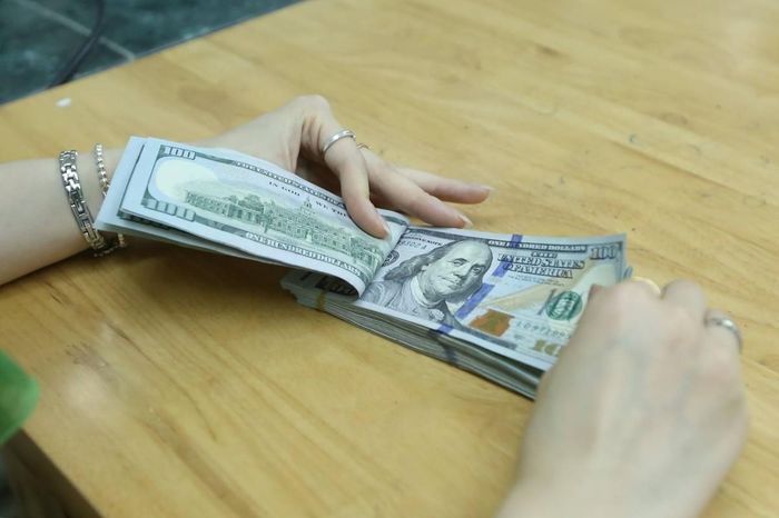 Ngân hàng Nhà nước rút bớt thanh khoản VND, duy trì chênh lệch lãi suất VND – USD theo hướng hỗ trợ ổn định tỷ giá (Ảnh: PL).