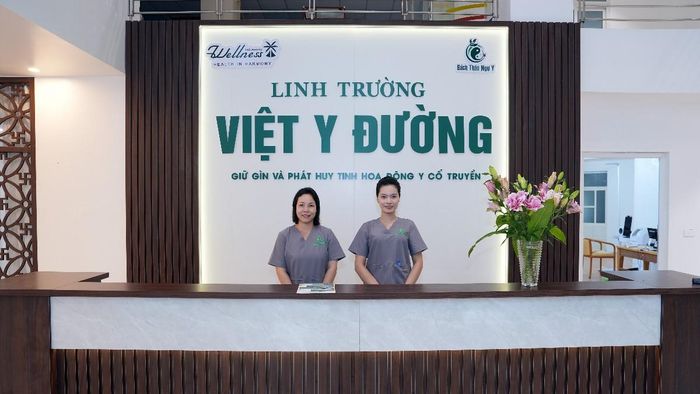 Tọa lạc trong khuôn viên Eureka Linh Trường Resort, Linh Trường Việt Y Đường được đầu tư hệ thống phòng ốc bài bản, trang thiết bị hiện đại cùng vườn thảo dược đa dạng.