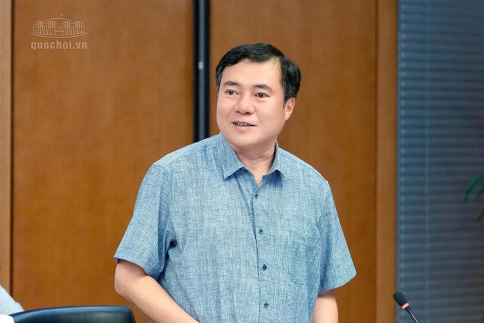 Thứ trưởng Bộ Công Thương Nguyễn Sinh Nhật Tân trình bày Tờ trình dự thảo Luật tại Phiên họp. Ảnh: Cổng thông tin điện tử Quốc hội.