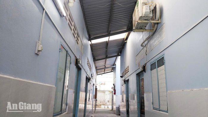 Một khu nhà trọ ở phường Rạch Giá (An Giang), đồng hồ điện được gắn từng phòng để đảm bảo quyền lợi khách hàng.