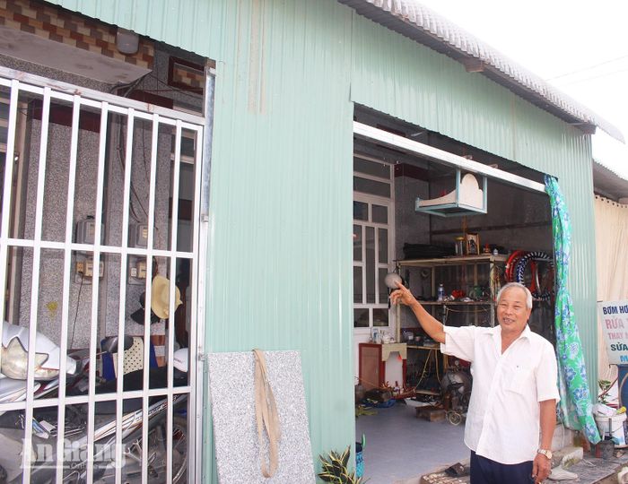 Ông Phạm Văn Nhanh, ngụ ấp Sơn Hòa, xã Óc Eo tự nguyện tháo dỡ mái che để trả mặt bằng cho việc thi công nâng cấp Lộ 15.