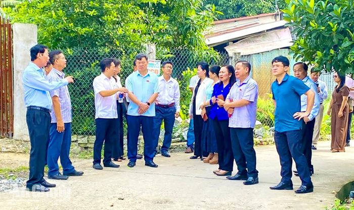 Đoàn công tác Hội đồng Dân tộc của Quốc hội khảo sát một số công trình tại ấp Bằng Rò, xã Tri Tôn.