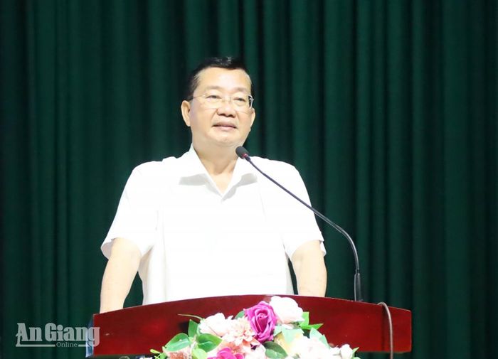 Giám đốc Sở Giáo dục và Đào tạo tỉnh An Giang Trần Quang Bảo tại cuộc họp.