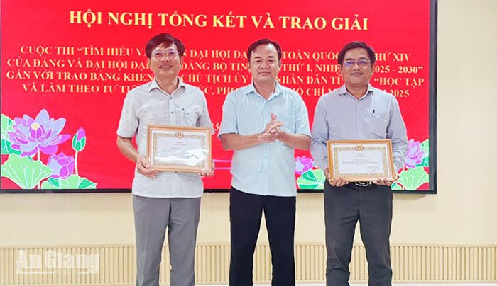 Phó Bí thư Thường trực Đảng ủy, Chủ tịch HĐND phường Tô Châu Võ Minh Thành trao giấy khen cho các tập thể.
