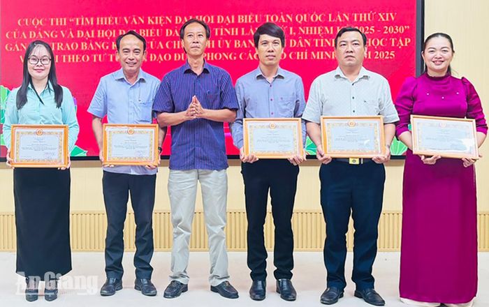 Phó Bí thư Đảng ủy, Chủ tịch UBND phường Tô Châu Lý Hoàng Tuấn trao giải cho các cá nhân.