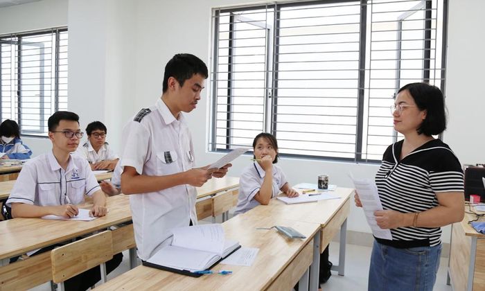 Giáo viên và học sinh Trường Trung học phổ thông Chuyên Bắc Giang trong một buổi ôn thi quốc gia môn Tiếng Anh.