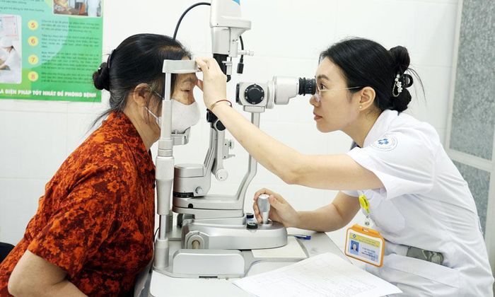 Bác sĩ Bệnh viện Mắt Sông Cầu khám mắt cho người cao tuổi phường Thuận Thành.