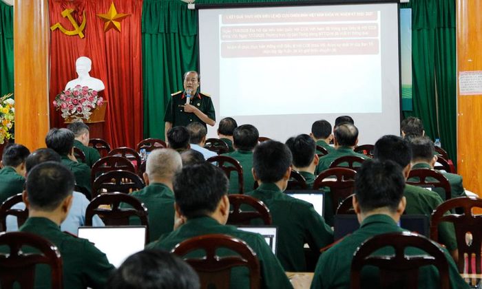 Báo cáo viên truyền đạt nội dung tập huấn.