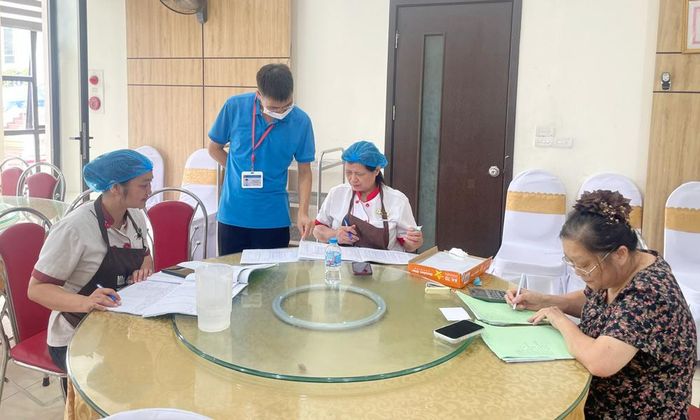  Thành viên tổ giám sát kiểm tra sổ kiểm thực ba bước tại Nhà khách tỉnh.  