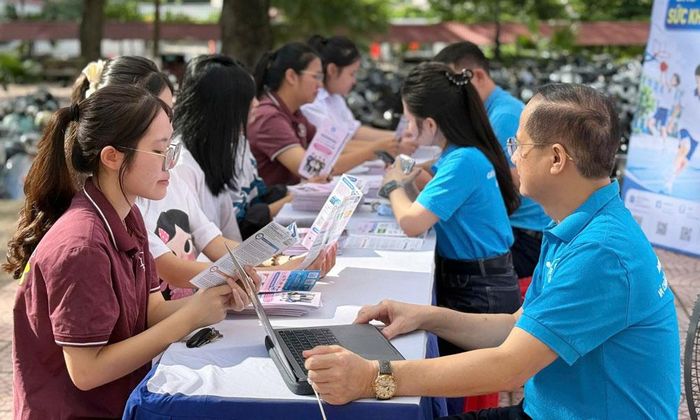 Hoạt động hỗ trợ học sinh cài đặt ứng dụng Bảo hiểm xã hội số (VssID) tại Trường Trung học phổ thông Lạng Giang số 1.