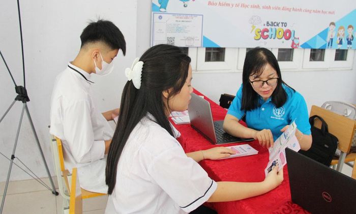 Cán bộ Bảo hiểm xã hội cơ sở Việt Yên tư vấn, giải đáp về quyền lợi bảo hiểm y tế cho học sinh Trường Trung học phổ thông Thân Nhân Trung.