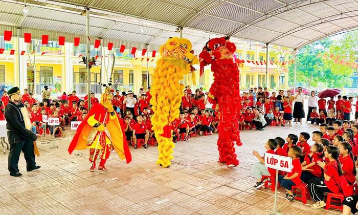 Đoàn lân sư rồng Dũng Anh Đường biểu diễn phục vụ thiếu nhi tại Trường Tiểu học Phúc Sơn, xã Quang Trung dịp Tết Trung thu.