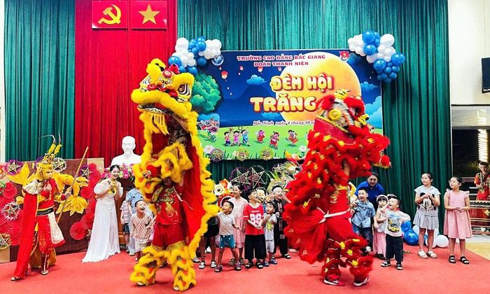 Lân sư rồng kết hợp hài hòa giữa vũ đạo, âm nhạc và võ thuật cổ truyền. Ảnh: Trẻ em thích thú khi xem biểu diễn múa lân.