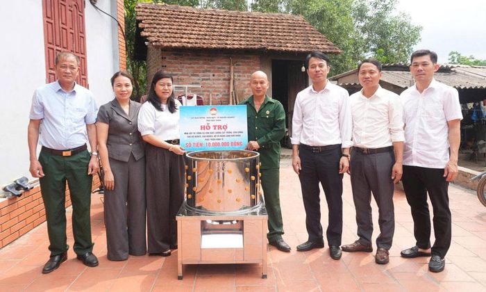  Đại diện Ủy ban MTTQ tỉnh trao hỗ trợ sinh kế cho gia đình ông Nông Văn Kiên (xã Sơn Động). 