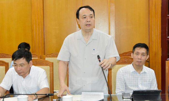  Lãnh đạo Công ty cổ phần Đầu tư Kỷ Nguyên Mới Việt Nam tiếp thu các góp ý về ứng dụng tại hội nghị. 