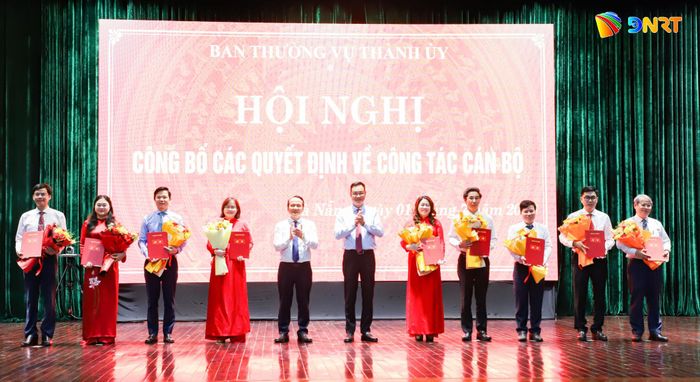Việc lựa chọn nhân sự được đánh giá kỹ lưỡng, tránh quy hoạch dàn trải, hình thức. Trong ảnh: Lãnh đạo Thành ủy trao quyết định điều động, bổ nhiệm cán bộ chủ chốt thành phố. Ảnh: NGỌC PHÚ