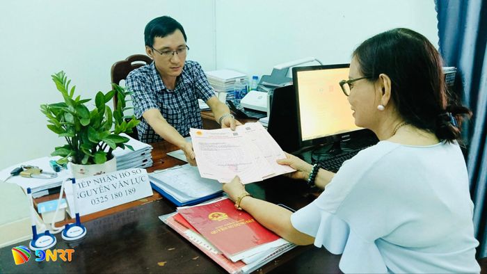 Người dân nhận Giấy chứng nhận quyền sử dụng đất tại Chi nhánh Văn phòng Đăng ký đất đai khu vực XVIII. Ảnh: ĐVCC