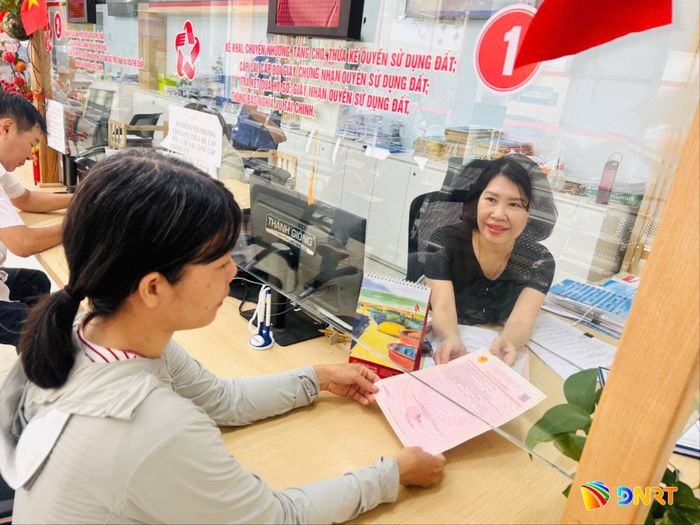 Việc phân quyền cấp Giấy chứng nhận quyền sử dụng đất giúp người dân thuận lợi hơn trong thực hiện thủ tục hành chính. Ảnh: KHÁNH HUYỀN