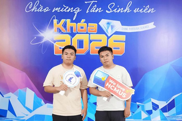 Cặp song sinh chọn Trường Đại học Khoa học Tự nhiên làm môi trường học tập mới để nuôi dưỡng đam mê Toán học. Ảnh do nhân vật cung cấp