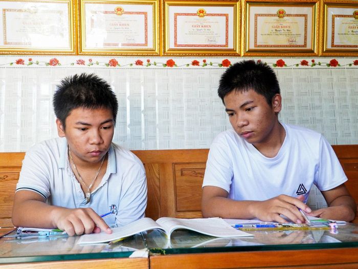 Hai anh em Hiền - Hậu luôn miệt mài tự học và đồng hành cùng nhau trong suốt chặng đường chinh phục Toán học. Ảnh do nhân vật cung cấp