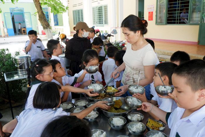 Bữa ăn bán trú của học sinh tiểu học. Ảnh: X.H