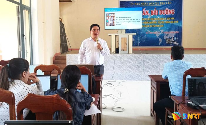 Giáo viên xã Trà Vân tham gia lớp tập huấn AI. Ảnh: NGỌC HÀ