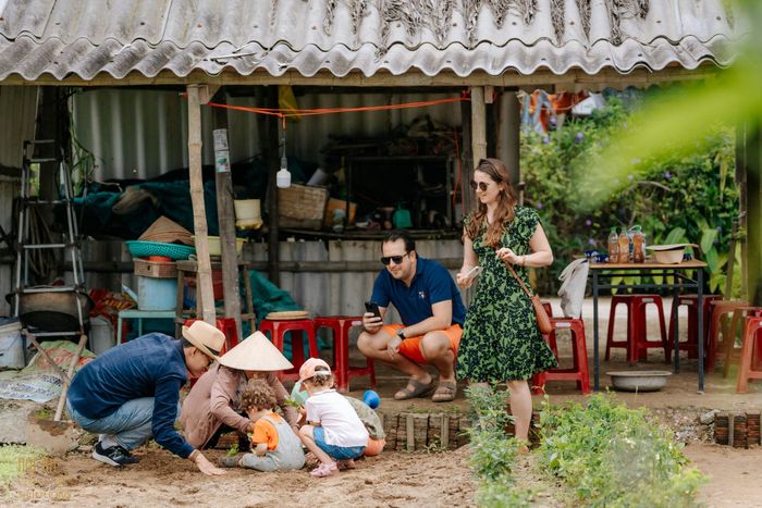 Du khách thích thú với những hoạt động trải nghiệm văn hóa bản địa. Ảnh: Rêu Dining Restauran