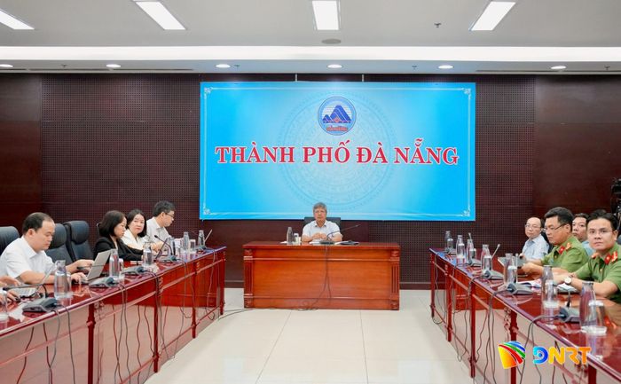 Phó Chủ tịch UBND thành phố Hồ Quang Bửu chủ trì điểm cầu trực tuyến tại Trung tâm hành chính thành phố. Ảnh: T.CÔNG