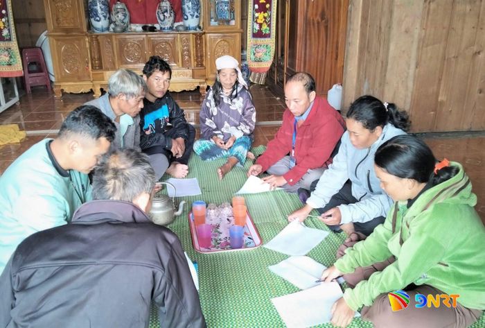 Cán bộ xã Tây Giang rà soát hộ nghèo, cận nghèo năm 2025. Ảnh: NATASA