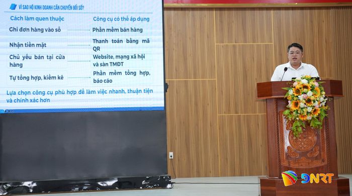 Báo cáo viên chia sẻ các chuyên đề về chuyển đổi số cho doanh nghiệp và hộ kinh doanh trên địa bàn phường Hương Trà. Ảnh: HỒ QUÂN