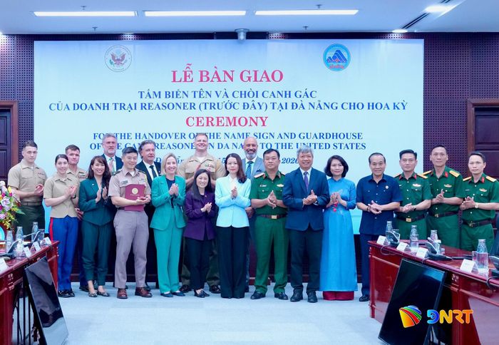 Các đại biểu chụp hình lưu niệm. Ảnh: T.CÔNG