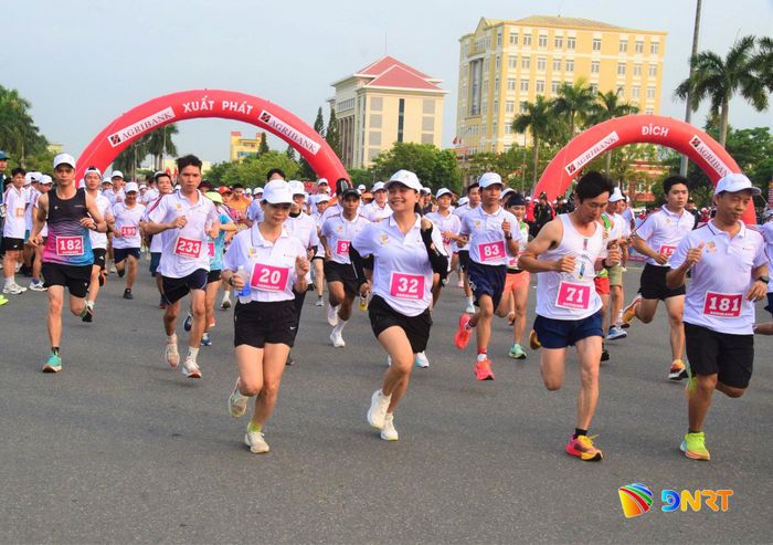 Vận động viên hào hứng tranh tài môn việt dã. Ảnh: THÀNH DANH